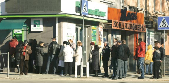 אוקראינים עומדים בתור לבנק / צילום: רויטרס