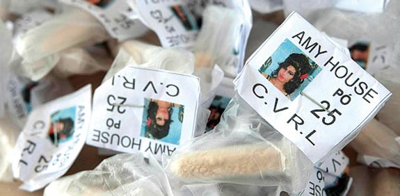 מנות קוקאין עטופות בתמונה של איימי ויינהאוס / צילום: רויטרס
