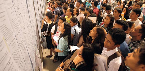 מחפשי עבודה בפיליפינים / צילום: רויטרס