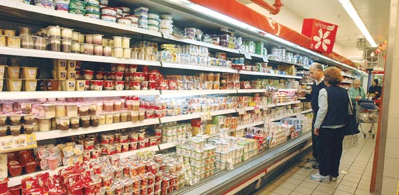 מוצרי חלב, סופרמרקט / צילום: תמר מצפי
