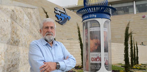 עמרם מצנע על רקע הסינמה סיטי בירושלים / צילום: אוריה תדמור