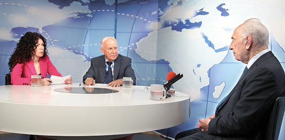 הנשיא שמעון פרס  עם בסאם ג'אבר ופרידהג'אבר בראנסי / צילום: פאנט