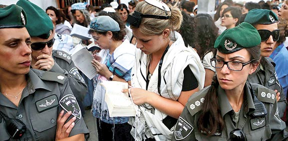 נשות הכותל בחסות המשטרה צילום של מרים אלסטר