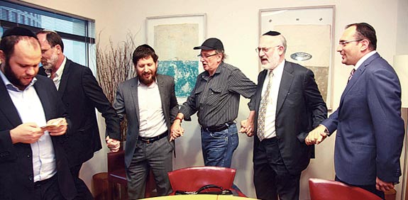 מוטי בן משה ואדוארדו אלשטיין רוקדים / צילום: אמיר מאירי