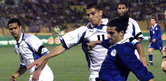 נבחרת ישראל מול קפריסין, 1999, אבי נמני, אלון חרזי / צלם: רויטרס