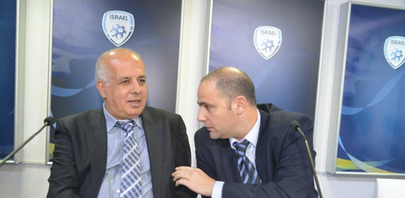 יו"ר ההתאחדות לכדורגל אבי לוזון עם המנכ"ל רתם קמר / צלם: תמר מצפי