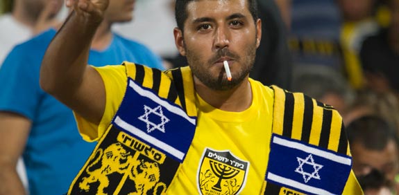 אוהד בית"ר ירושלים מעשן / צלם: שלומי יוסף