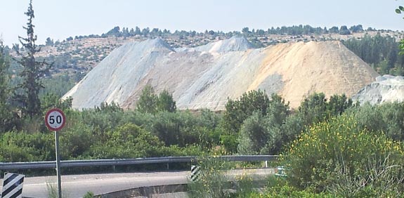 הר העפר בדרך לירושלים / צילום: עמירם ברקת