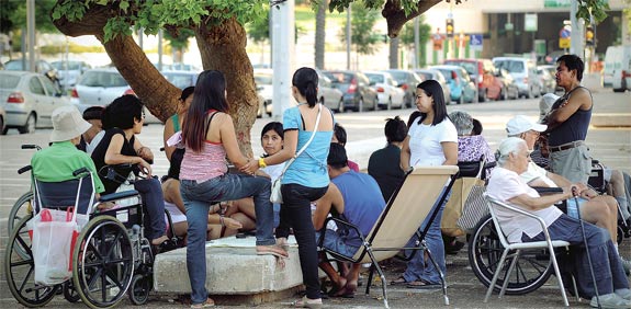 קשישים ועובדי סיעוד / צילום: איל יצהר