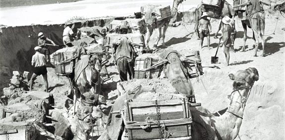 פורקים מטענים בחופי בת ים בשנות ה-30 / צילום: קרוגר זלטן לעמ
