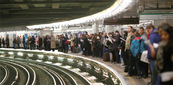 נוסעים מחכים לרכבת בלונדון / צילום: רויטרס