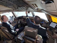 טייסים משתמשים באייפדים / צילום: סיון פרג'