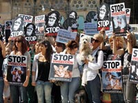 הפגנה בחו&quot;ל נגד ניסויים בבעלי חיים / צילום: רויטרס