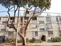 חדר יציאה לגג בבניין משותף / צילום: תמר מצפי