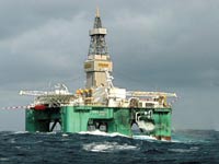 קידוח נפט בים סוער / צילום: רויטרס