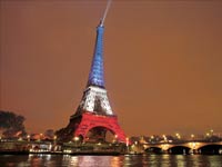 מגדל אייפל מואר בצבעי דגל צרפת/ צילום:רויטרס