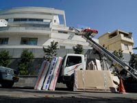  משה כחלון עובר דירה / צילום: ערן גילווארג