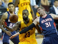 לברון ג'יימס, קליבלנד קאבלירס מול אטלנטה בפלייאוף 2015 ב-NBA / צלם: רויטרס