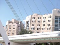 הגשר סמוך לבניינים ברח' הרצל בירושלים / צילום: ליאור מזרחי