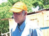 שמעון אהרוניאן. מסמך מזויף / צילום: יח"צ