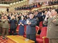 קים ג'ונג און מוחא כפיים בחגיגה לכבוד מדעני גרעין ומהנדסים שהשתתפו בניסוי פצצת המימן / צילום: רויטרס