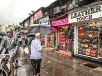 חנויות בשכונת העוני דהראווי במומביי, הודו /  צילום: בלומברג