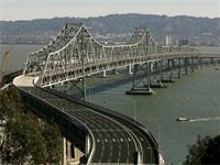 גשר המפרץ בין סן פרנסיסקו לאוקלנד. פרויקט השיפוץ התארך ועלותו התנפחה מאוד / צילום: רויטרס