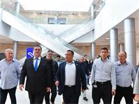 ישראל כ"ץ ומשה ליאון בסיור ברכבת בירושלים / צילום: רפי קוץ