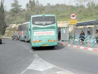תחנת אוטובוס בירושלים / צילום: איל יצהר