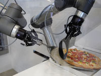 רובוט מכין פיצה. יודע בדיוק אילו תוספות לשים / צילום: Philippe Wojazer, רויטרס 
