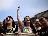 חגיגות הניצחון של התומכים בהפלות באירלנד אתמול / צילום: רויטרס
