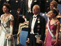 משפחת המלוכה השבדית. המלך קרל השישה עשר גוסטב מעניק את פרס הנובל לזוכים / צילום: רויטרס