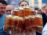 תחרות נשיאת בירה למרחק בגרמניה / צילום: Michael Dalder, רויטרס