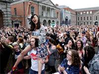 חגיגות הניצחון של התומכים בהפלות באירלנד אתמול / צילום: רויטרס
