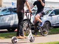 אופניים חשמליים בשדרות רוטשילד / צילום: שאטרסטוק