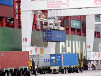 סחורות סיניות מחכות לפריקה בארה“ב./ Bob Riha Jr , צילום: רויטר