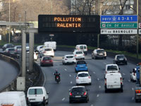 שלט זיהום אויר בפריז / צילום: רויטר