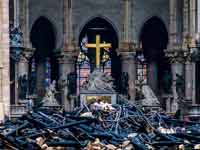 הצלב שנשאר עומד על כנו בתוך כנסיית נוטרדאם ההרוסה. / צילום:  רויטרס Christophe Petit Tesson