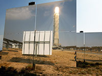 המגדל התרמו–סולארי משתקף באחת המראות בנוה אשלים / צילום: איל יצהר, גלובס