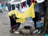 נערה במחנה הפליטים בלסבוס, יוון / צילום: Giorgos Moutafis, רויטרס
