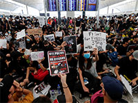 מפגינים בתוך נמל התעופה של הונג קונג / צילום: Issei Kato, רויטרס