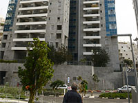 בניין חדש בגבעתיים. אין כיום סנקציה שתאכוף על הקבלן לבצע את האמור בחוק, ובזמן / צילום: איל יצהר, גלובס