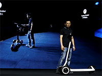 מנכ"ל Ninebot מציג את הקורקינט האוטונומי KickScooter T60 / צילום: Florence Lo, רויטרס