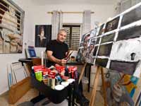 מיקי רוזנטל בסטודיו  / צילום : איל יצהר