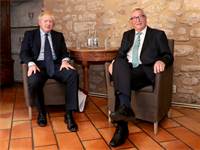 ראש הנציבות האירופית ז'אן-קלוד וראש ממשלת בריטניה בוריס ג'ונסון / צילום: Yves Herman, רויטרס