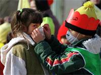ילדים בטהראן עוטים מסיכות נגד זיהום אוויר / צילום: STR New, רויטרס