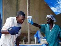 מדידת חום בהתפרצות האבולה בקונגו / צילום: באז ראטנר, רויטרס