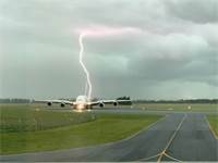 ברק שפגע במטוס בשדה התעופה בניו זילנד / צילום: רויטרס