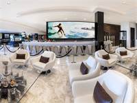 סלון בסגנון מועדון לילה, מתוך הבית / צילום: סיימון ברלין