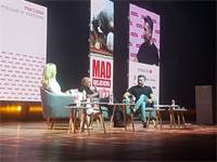 מוריס קהאן ודפנה ג'קסון בשיחה עם מוטי שרף / צילום: תמר מצפי, גלובס